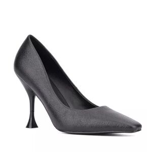 Torgeis Kamana Heels
Size 9